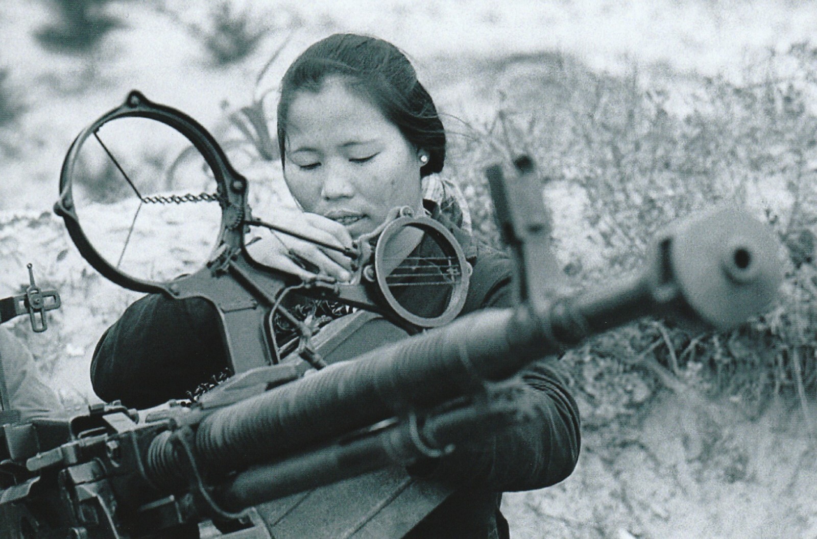 Vietnam  War  Photo --   Female North Veitnam On Anti-Aircraft Gun