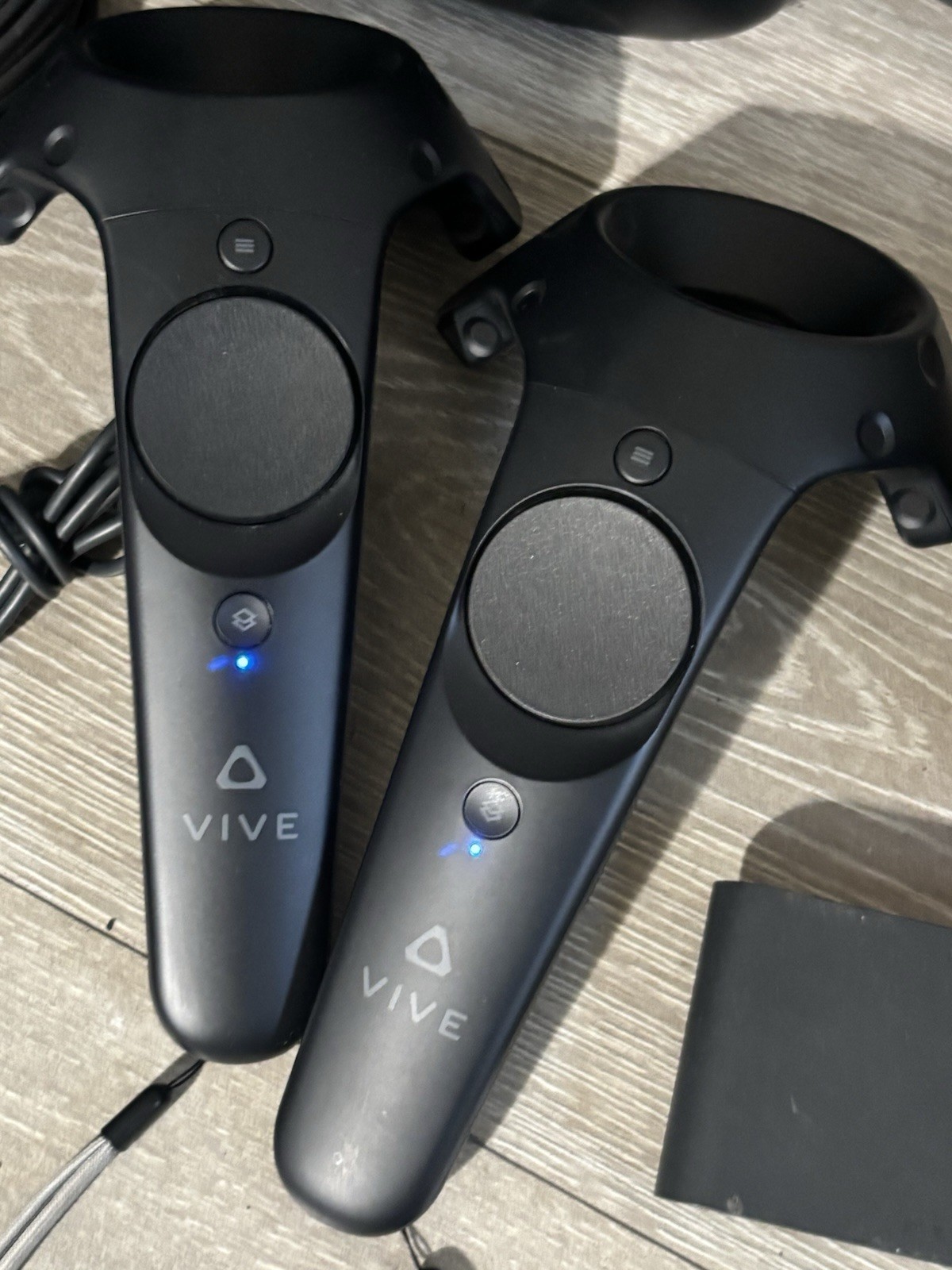 HTC Vive VR Full Headset Kit System Virtual Reality TURNS ON BUT UNTESTED AS-IS