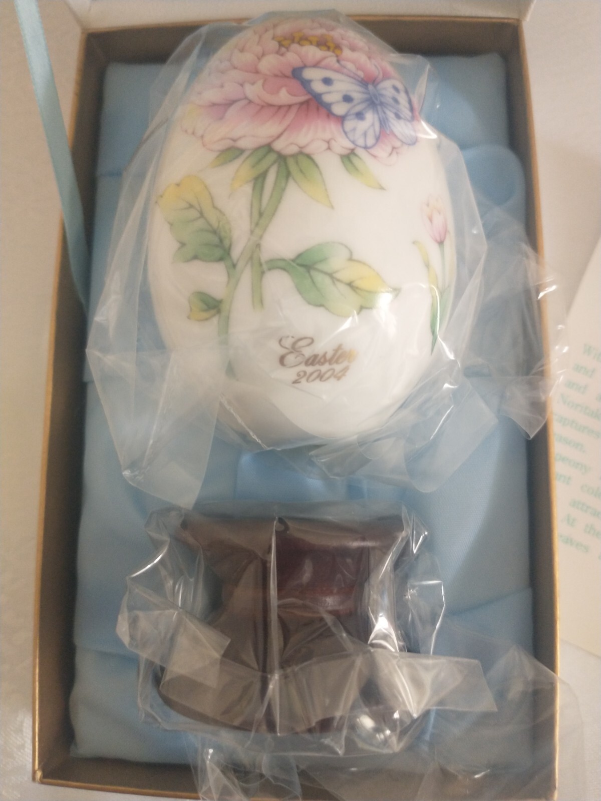 Noritake Easter Egg 2004 Limited Edition 34TH Stand Bone China M198 "NEW IN BOX"