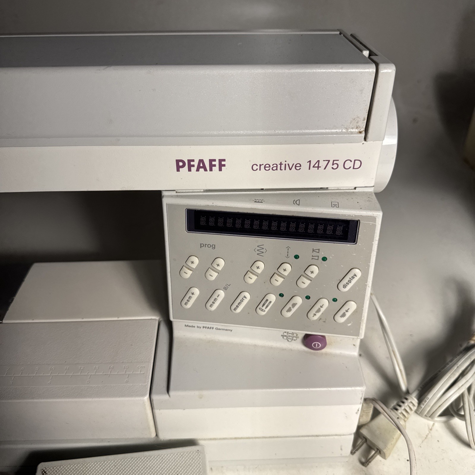 PFAFF creative 1475 CD sewing machine w/Pedal