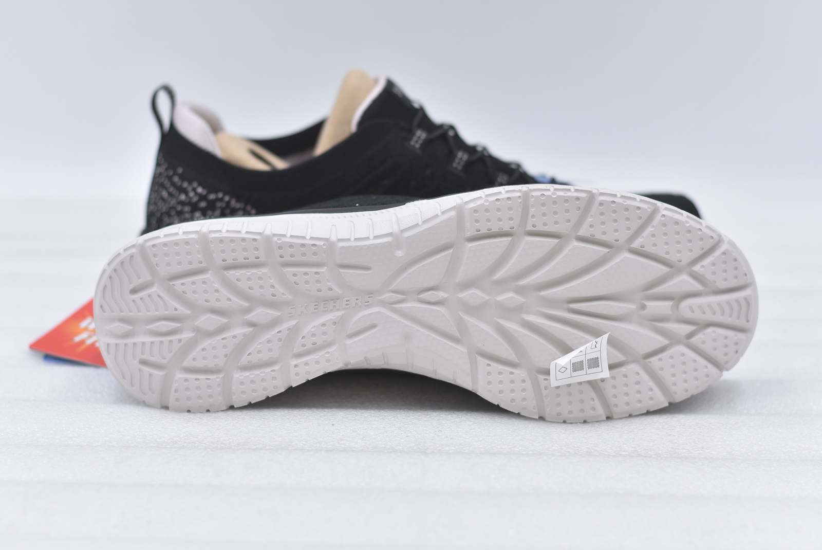 Women's Skechers Virtue- Show Runner Sneaker in Black/Pink SIze 9 Wide 104437