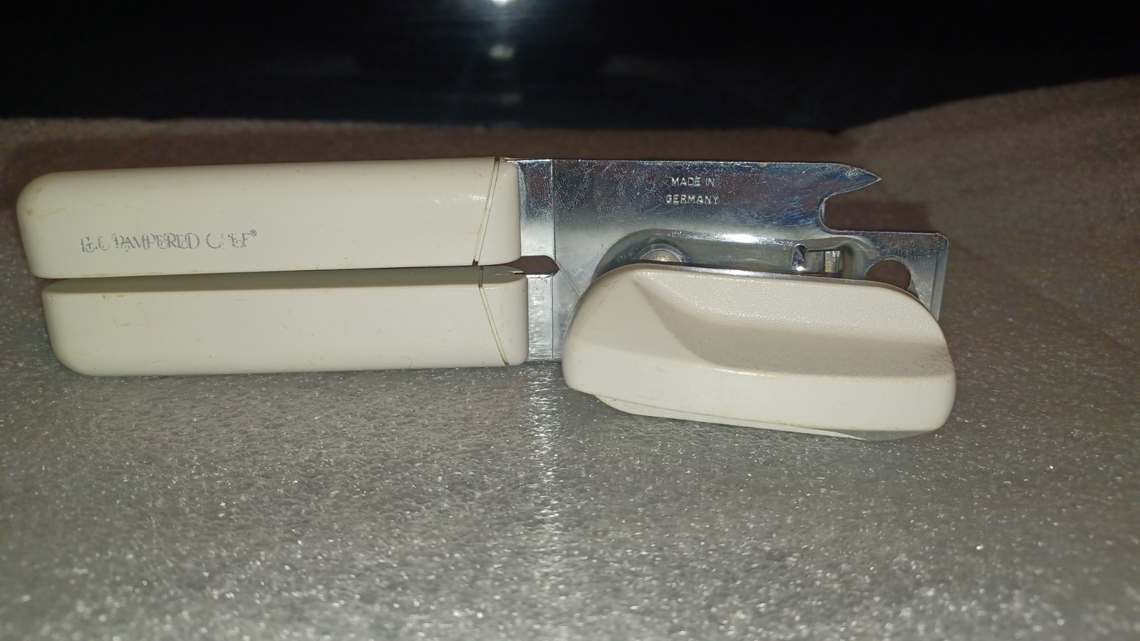 Pampered Chef Retired White Manual Bottle Can Opener