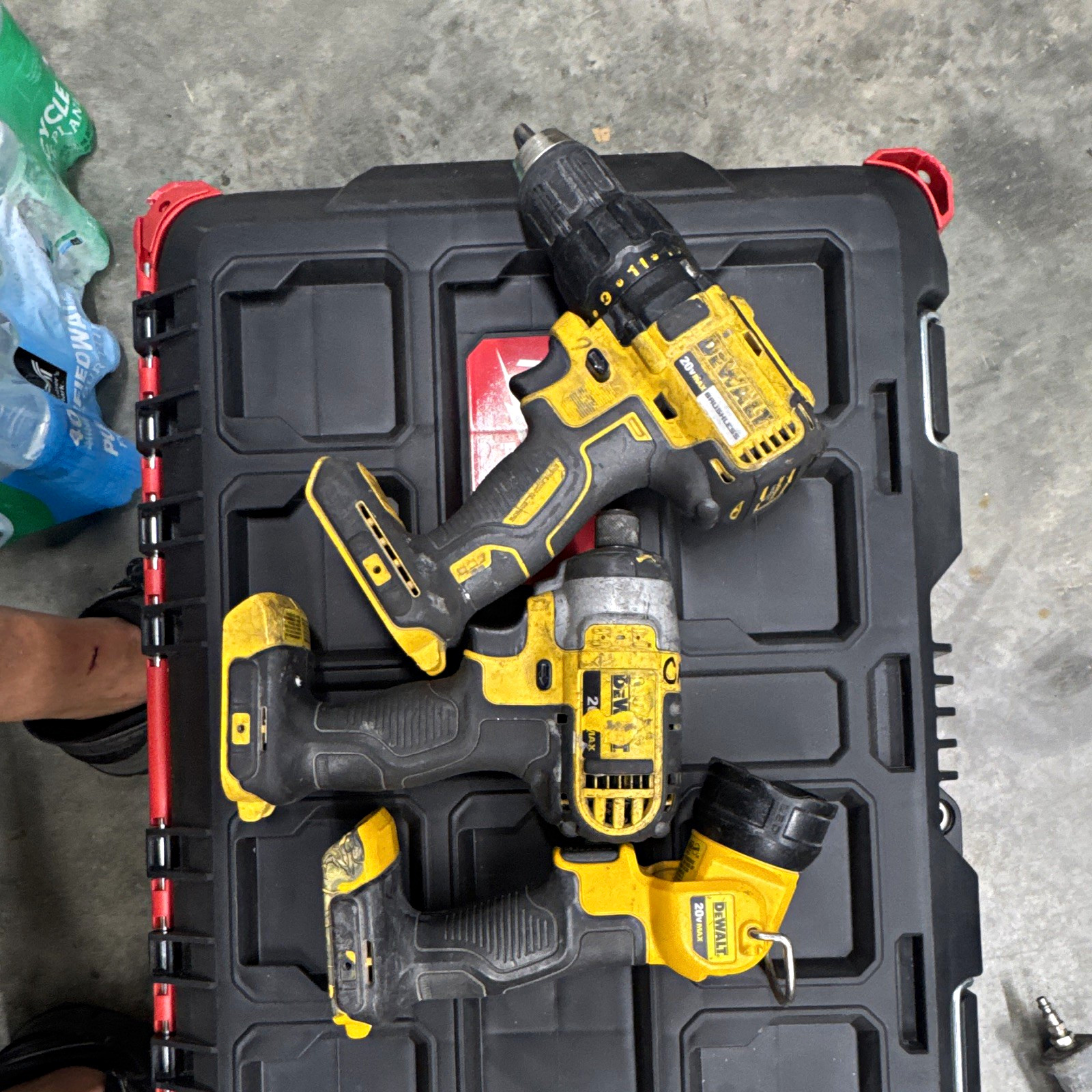 DEWALT 20V MAX 3-Tool Combo Kit Drill/Driver Impact Driver DCL040 Light