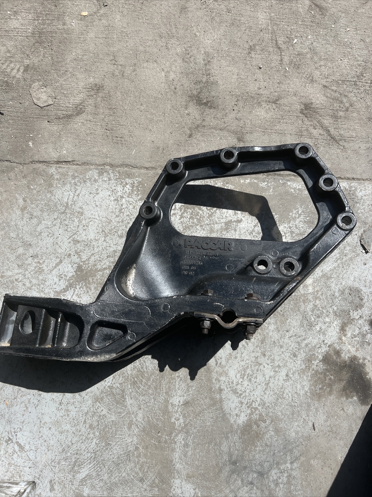 B11-1025R REVB KENWORTH T660-SPRING HANGER -2008,2016 #26 lin.