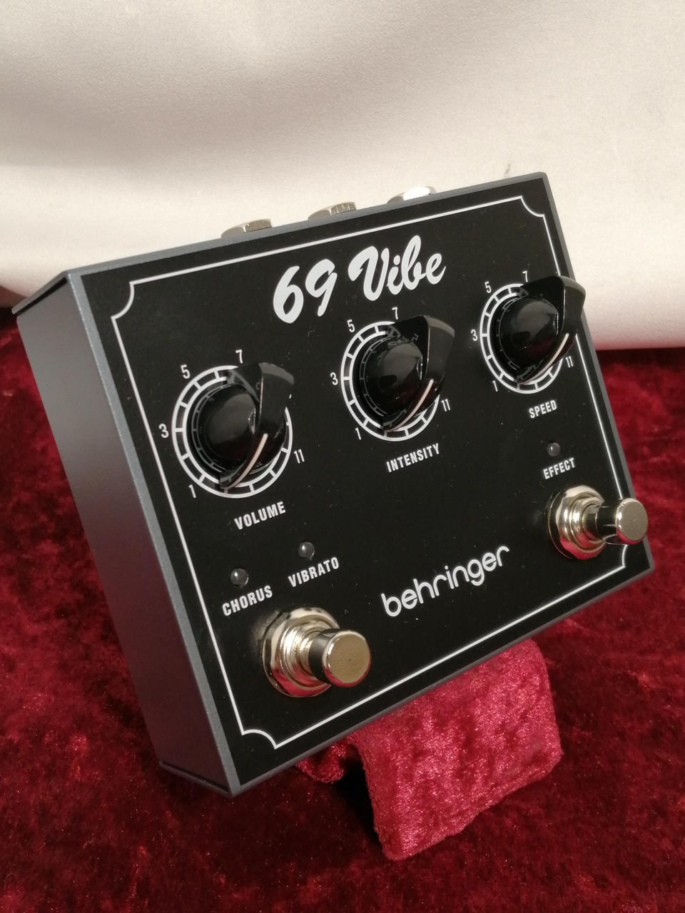 BEHRINGER Model 69VIBE