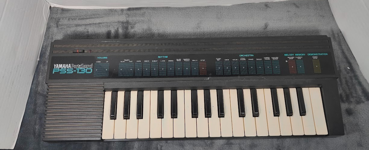 Vintage Yamaha PortaSound PSS-130 Electronic Mini Keyboard  32-Key TESTED