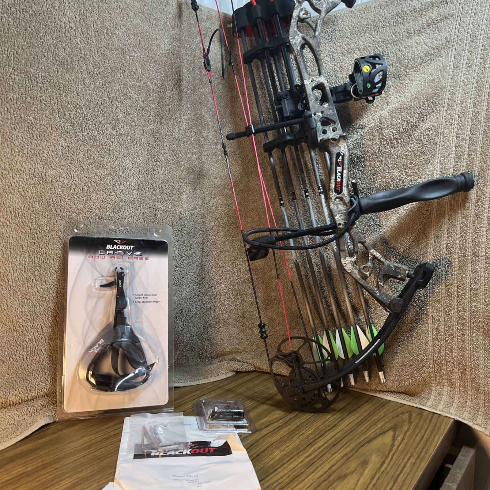 BLACKOUT FAZE COMPOUND BOW RIGHT HANDED Black Red Camo With Accessories