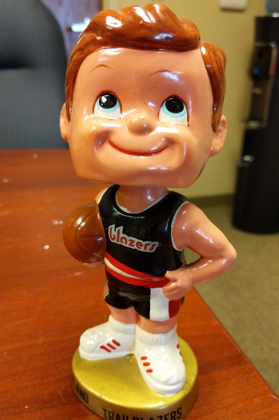 RARE 1970 NBA LICENSED PORTLAND TRAILBLAZERS BOBBLEHEAD NODDER GOLD BASE
