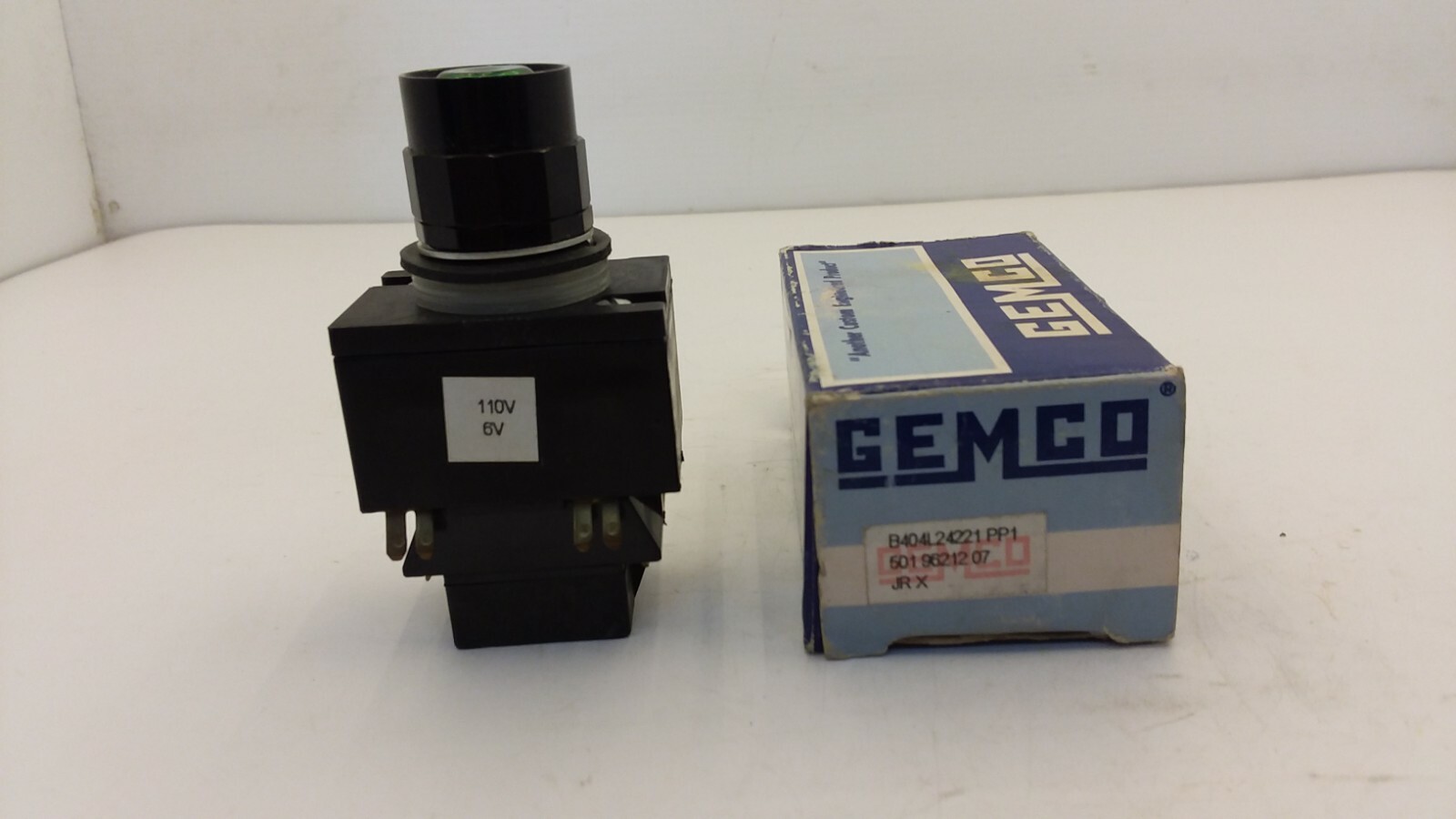 GEMCO B404L24221 PP1  Green Push Button 12 Volt Input NIB