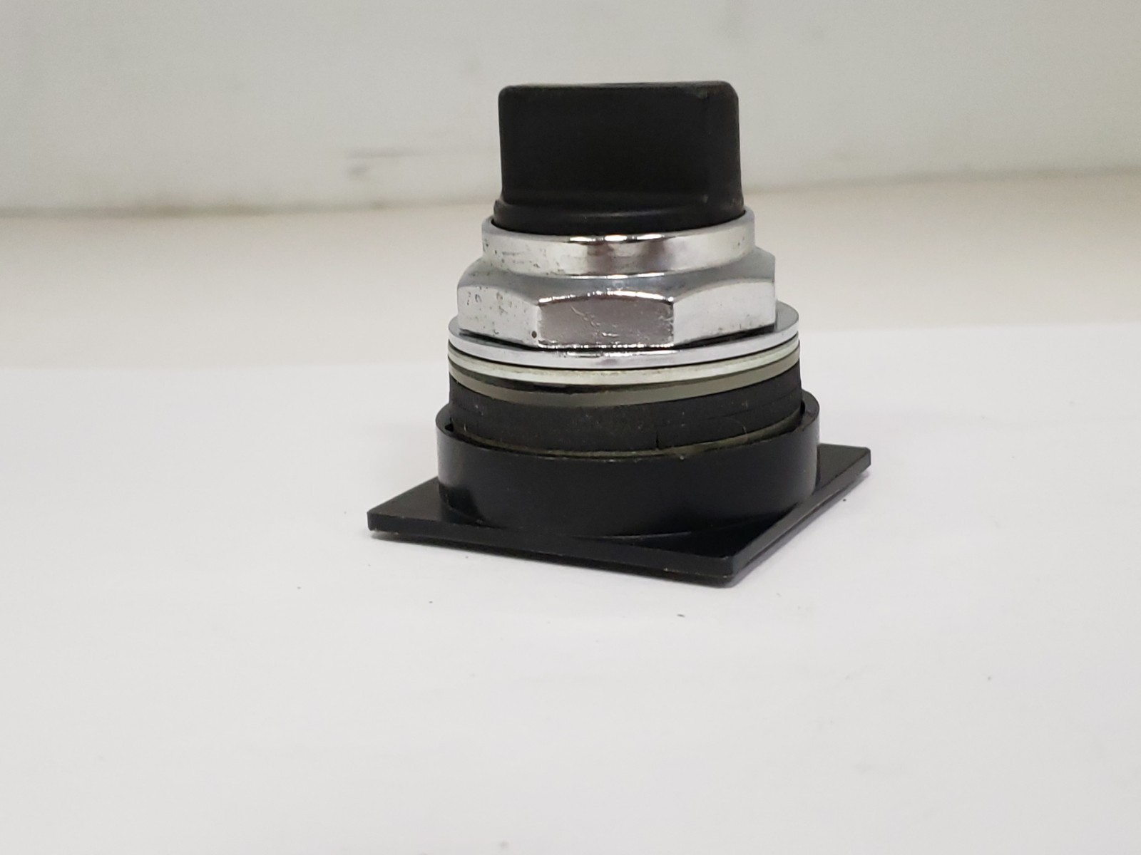 GENERAL ELECTRIC 104PSG35B SELECTOR SWITCH 3-POSITION NON-ILL. MAINTAINED