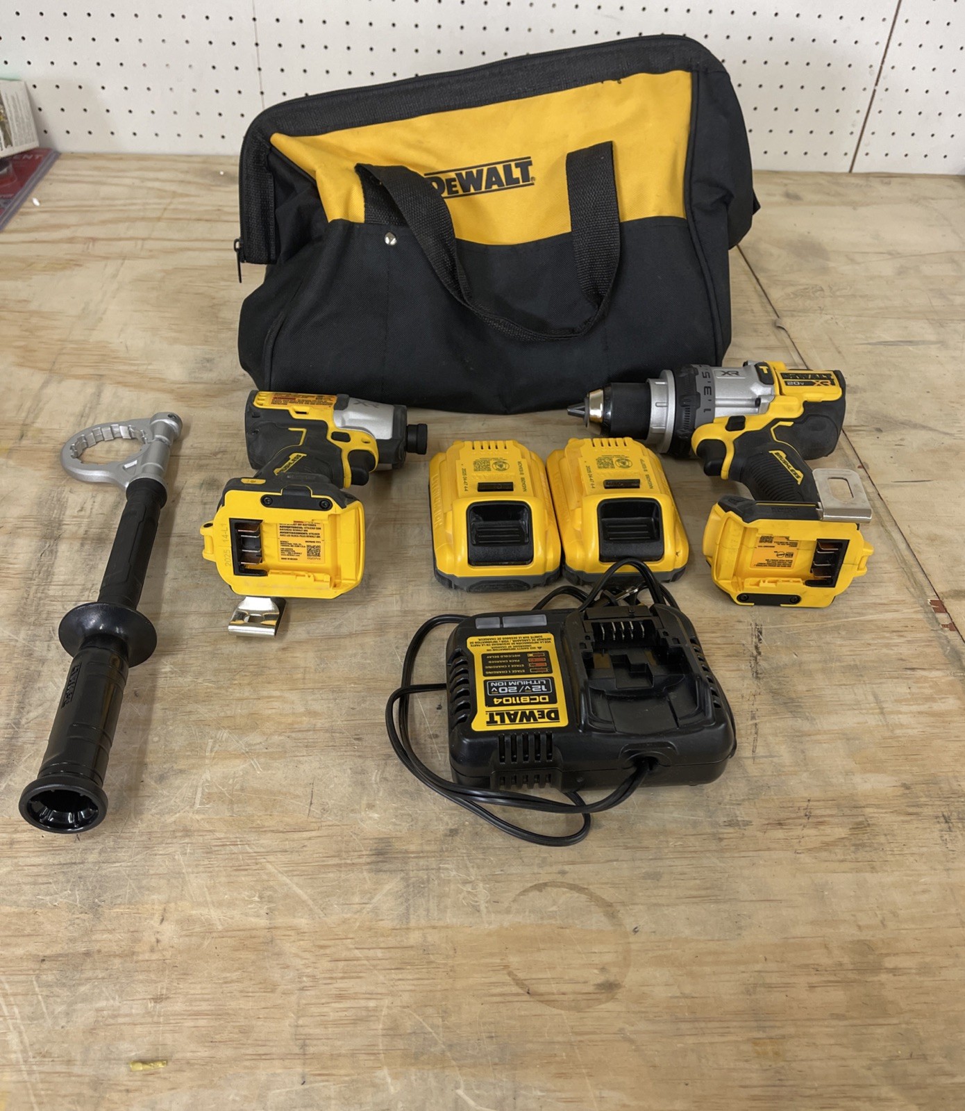 DEWALT 20V MAX Cordless 2 Tool Combo Kit w (2) 4.0Ah Batteries Charger Bag