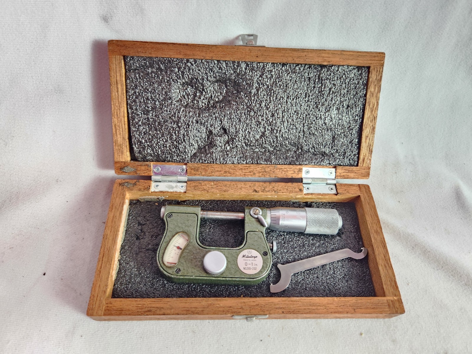 Mitutoyo Indicating Micrometer 0-1” 510-202 .0001" Resolution