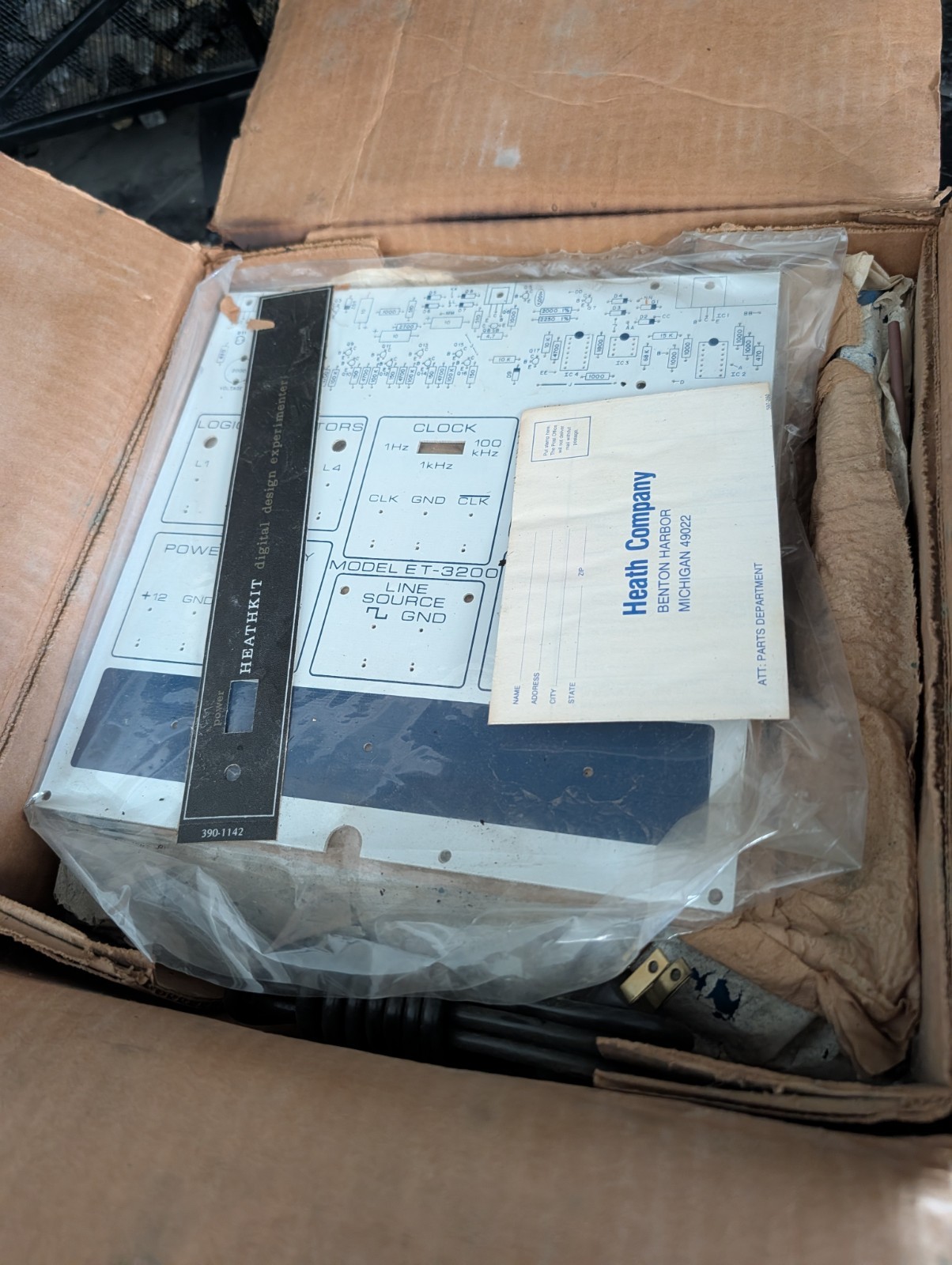 Heathkit ET-3200A unbuilt kit - digital design experimenter- with book