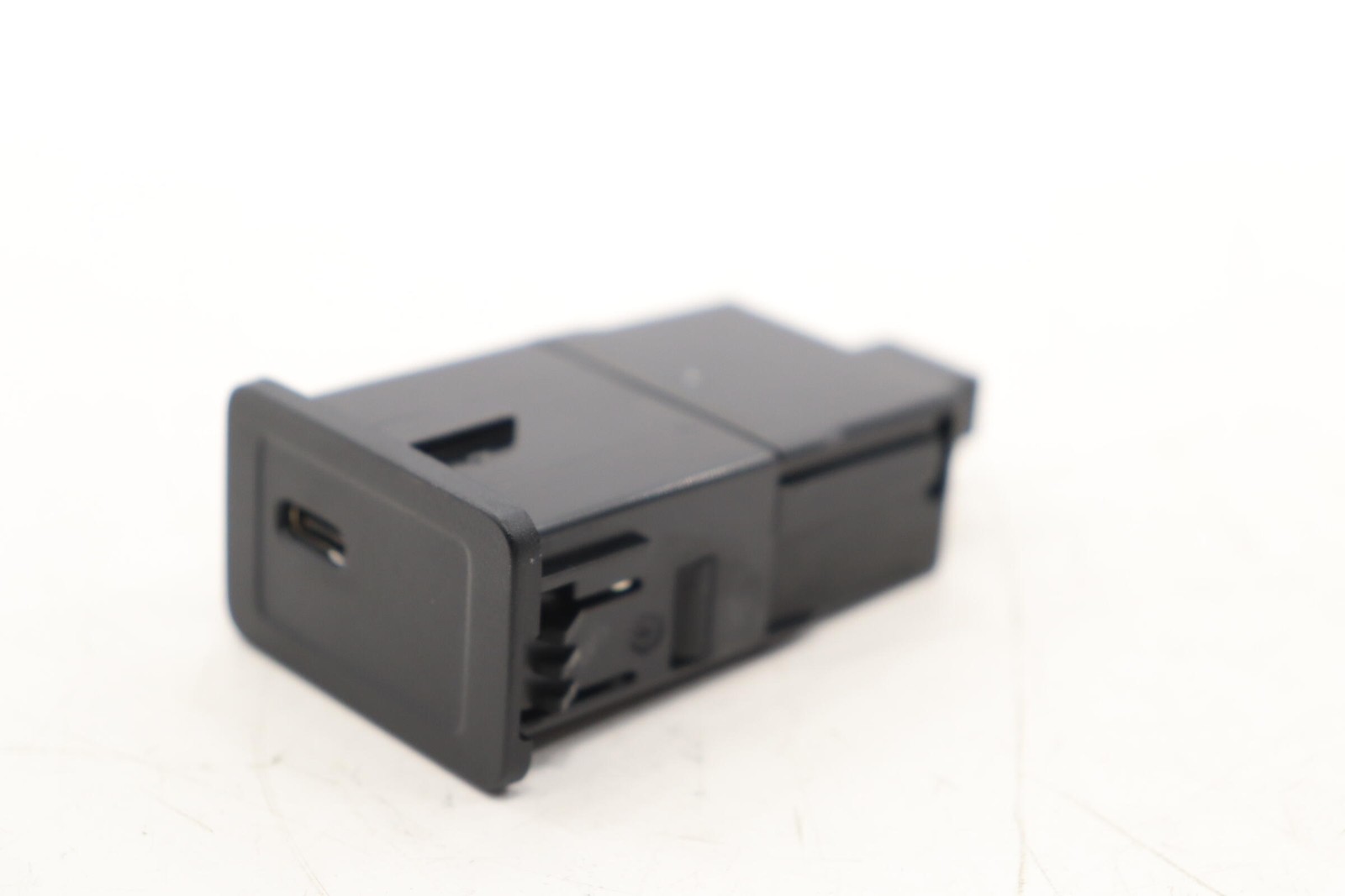 2020 - 2025 MERCEDES GLB250 X247 REAR USB TYPE C PORT CHARGER OEM A2478207802