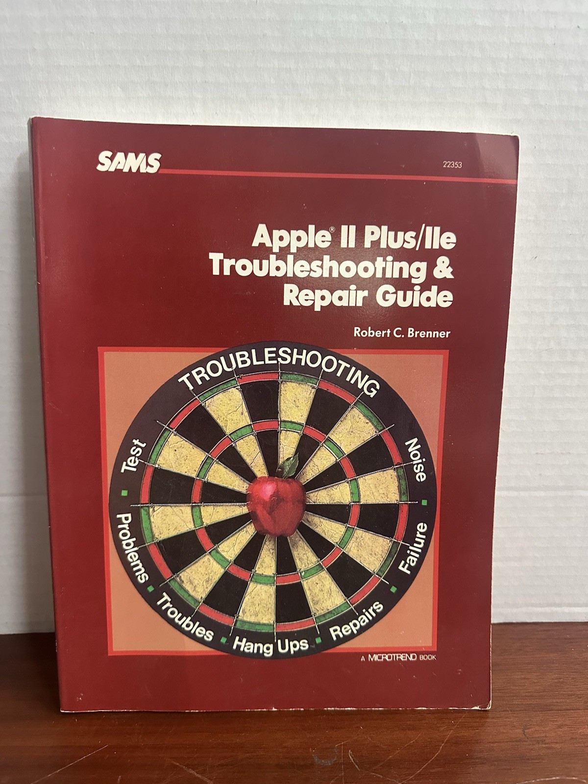 Apple II Plus IIe Troubleshooting & Repair Guide by Robert Brenner 1987 SAMS .