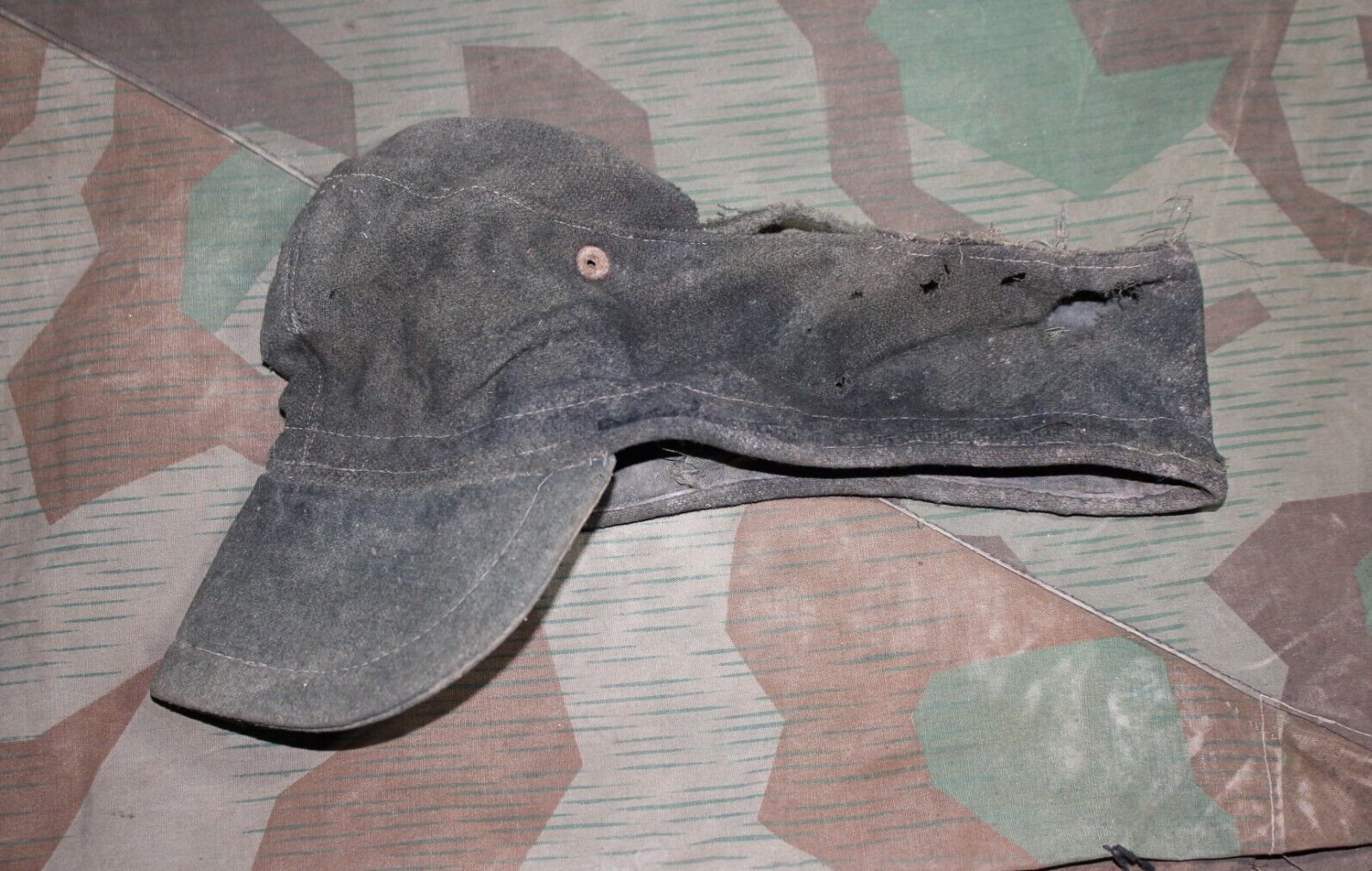 ORIGINAL WW2 GERMAN M43 M44 FELDMUTZE ARMY FIELD CAP REMAINS EASTERN FRONT WH/SS