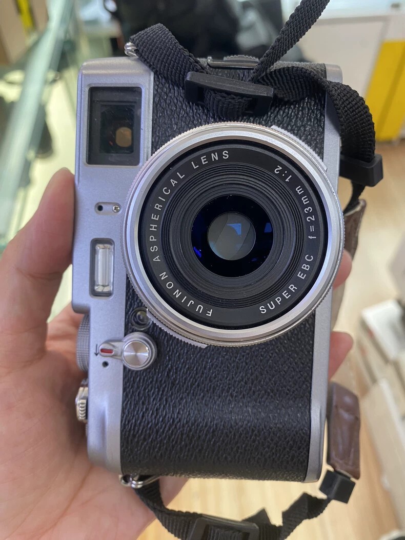 Fujifilm X100 12.3MP 4x Optical Zoom Digital Camera，Includes Video Intro