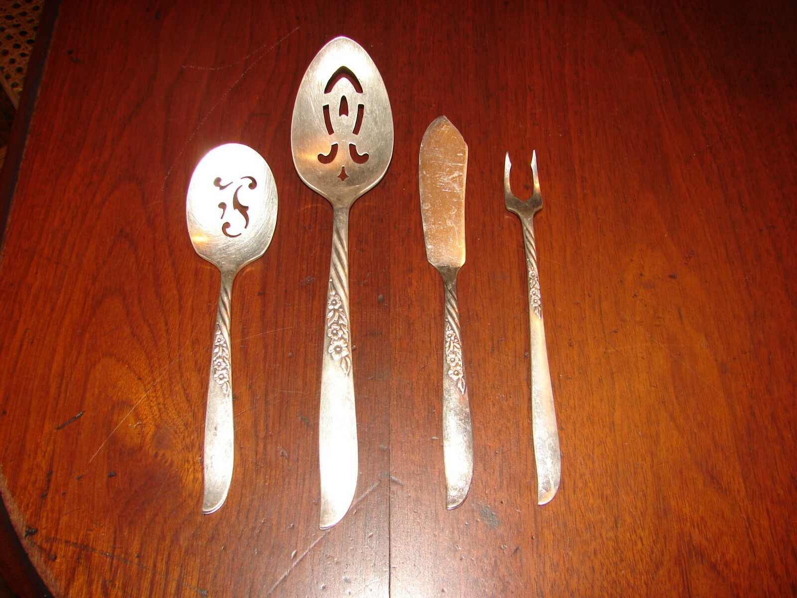 Antique/Vintage Wm. A. Rogers Oneida Ltd. 4Pc. Silverplate Serving Floral Design