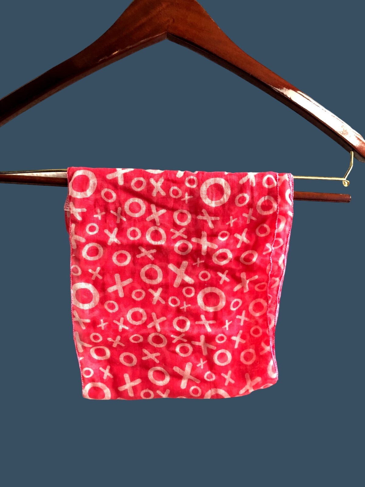 PINK WITH "XO" SYMBOLS LIGHT WEIGHT SCARF