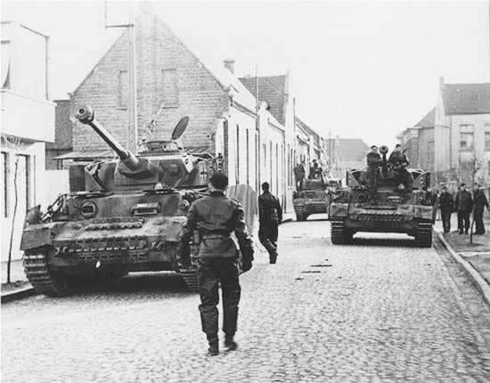 WWII Photo German Pzkpfw. IVs in Action WW2 Germany World War Two Wehrmacht