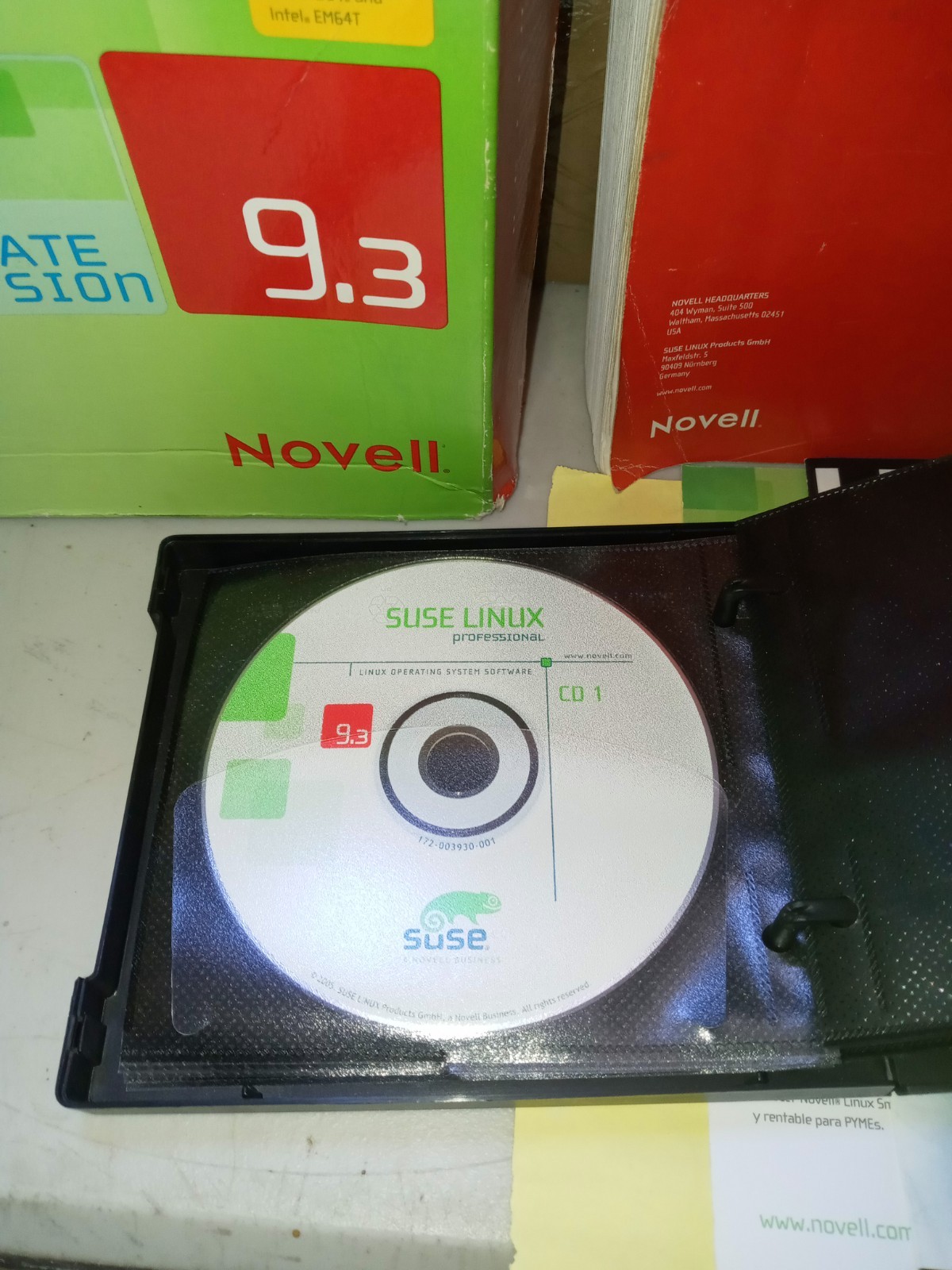 SUSE LINUX Professional 9.3 Includes 7 CD's, Guide Etc. Big Box Novell