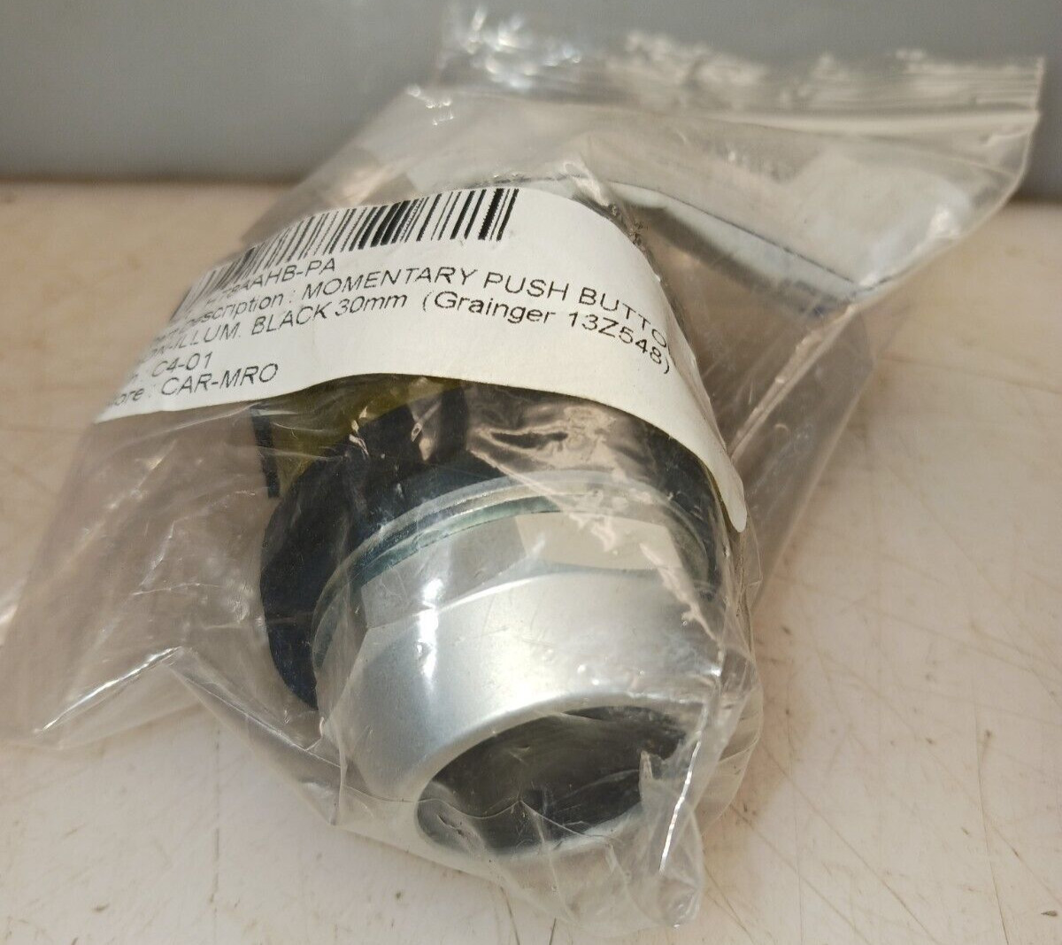 NEW EATON HT8AAHB BLACK MOMENTARY PUSH BUTTON 30mm WITH CONTACT BLOCK