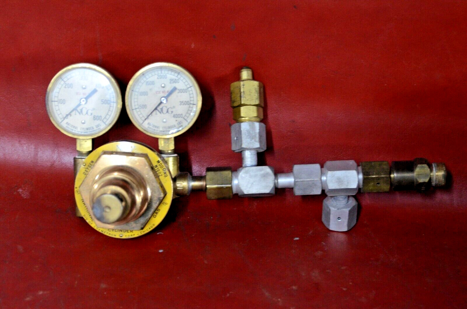 NCG Oxygen Regulator N1602-S5 0-4000 PSI Gauge Supply  Vtg Medical Rego 0-600