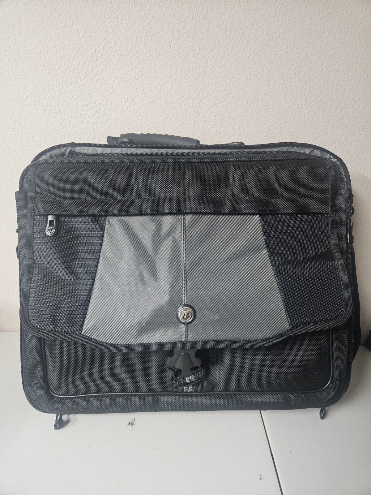 Targus CPT401DUS 17" Deluxe Laptop Case Computer Bag Dome System