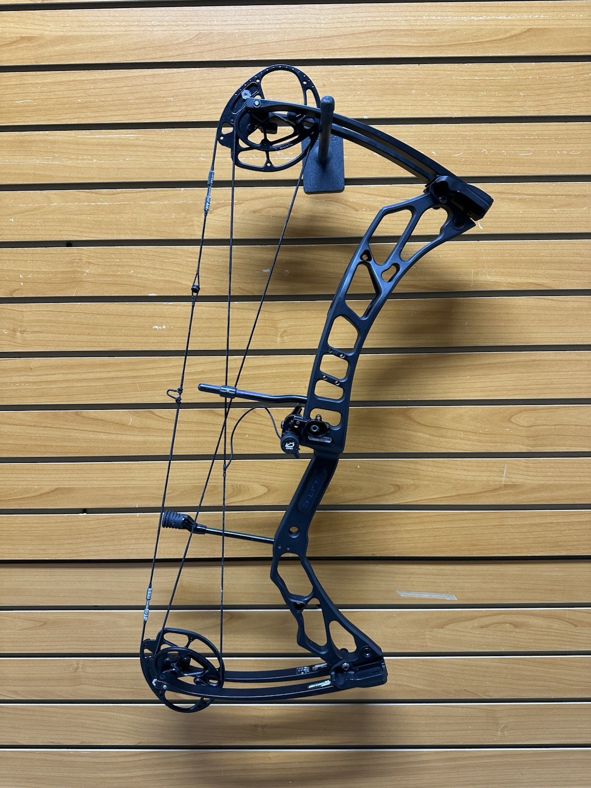 Elite Archery Compound Bow - VALOR - RH - 70# Max - 28.5” Mod Installed