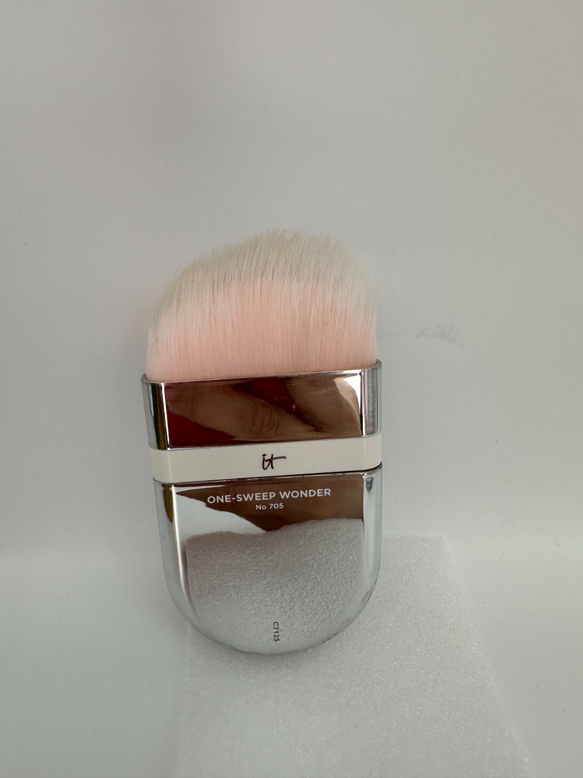 it COSMETICS Heavenly Skin One-Sweep Wonder Brush #705 - Brand new