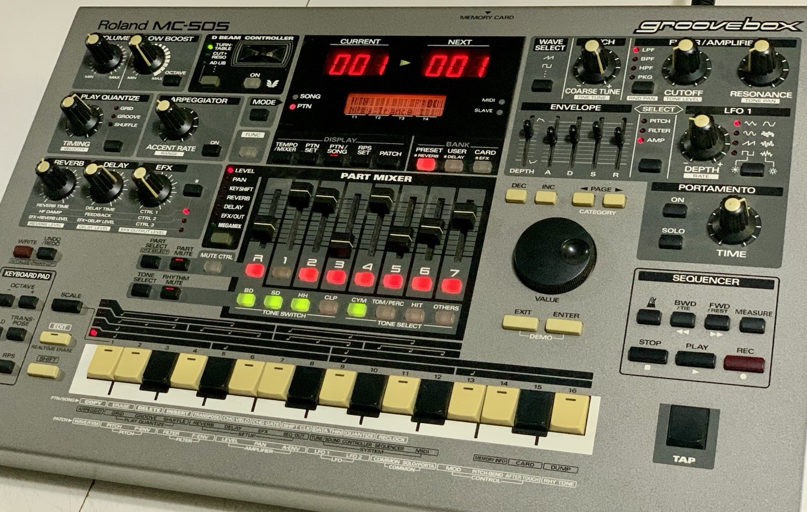 Roland MC-505 Groovebox 8-Track MIDI Controller Sequencer Drum Machine 1998