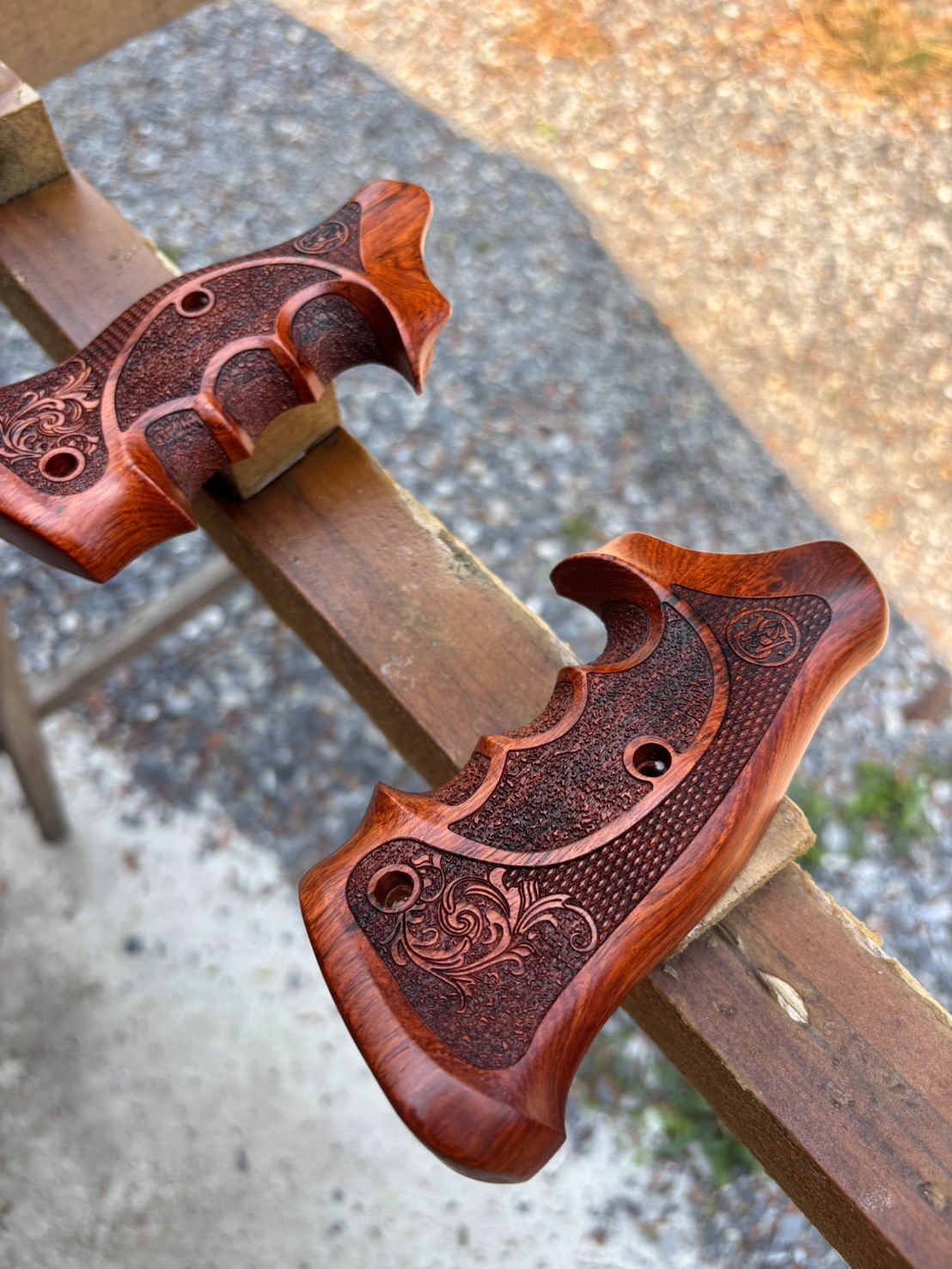 New pattern Craving wood Prof. Target Grip for S&W, K/L ROUND BUTT 686;Close