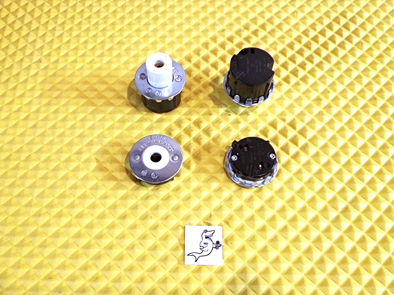 ROYAL VENDORS SODA VENDING MACHINE SINGLE PIN LIGHT BULB SOCKETS / Free Ship!