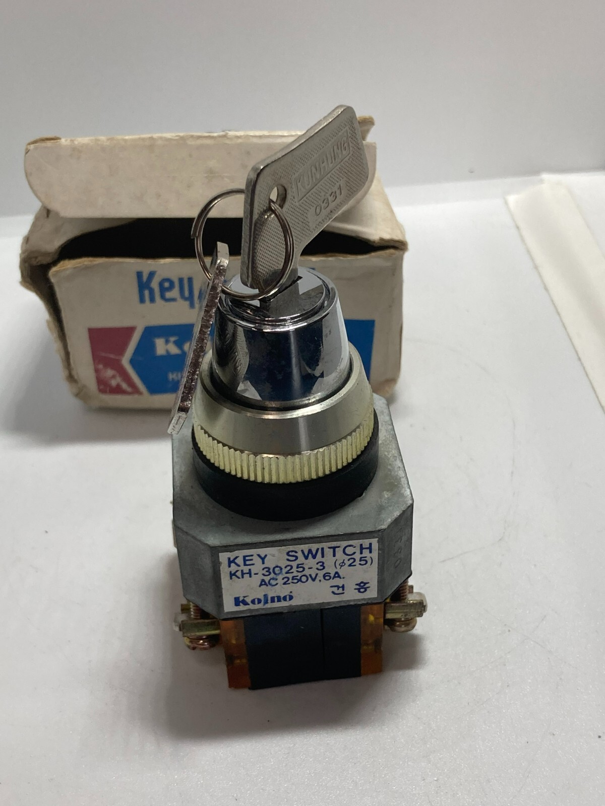 KOINO KH-3025-3 SELECTOR SWITCH KEYED 3-POSITION MAINTAINED 250VAC 6A NIB