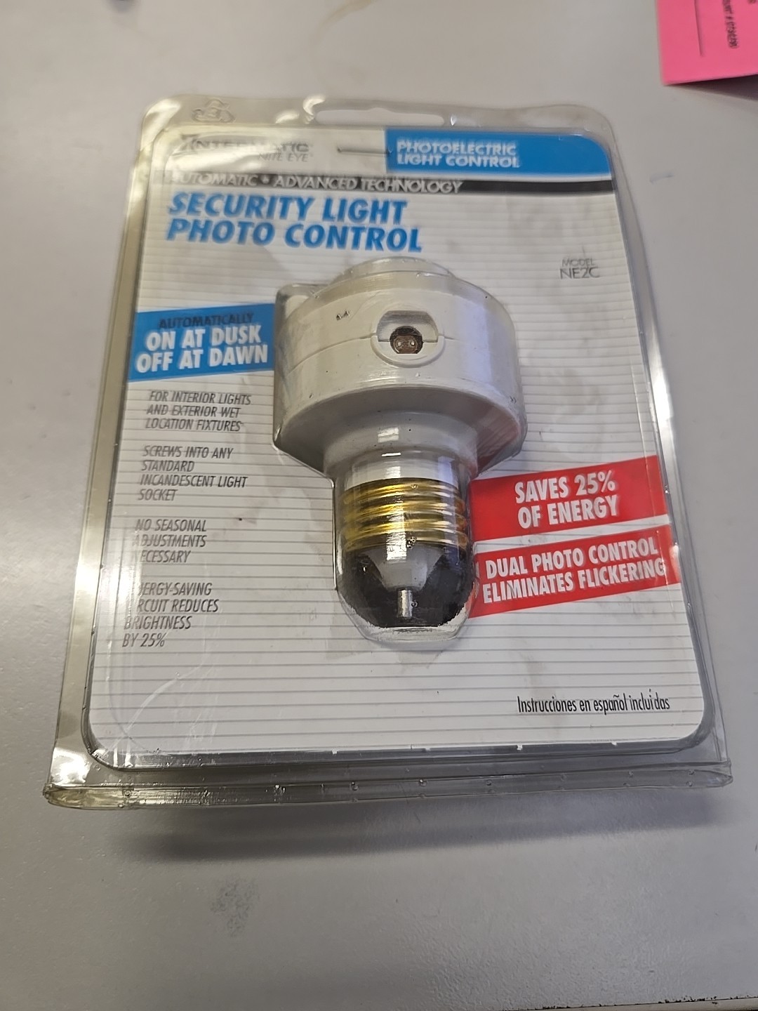 Intermatic Dusk-Dawn Automatic Light Control Sensing Socket Converter #NE2C New!