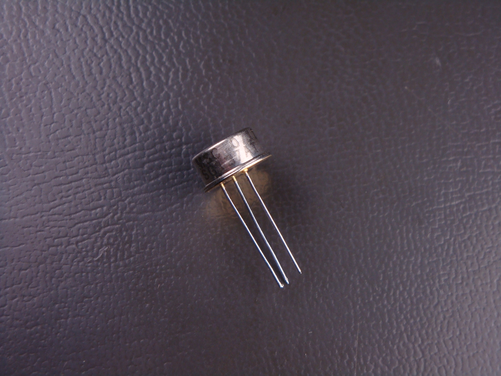 SG137AT Microsemi Adjustable Negative Regulator 1.5A 3 Pin TO-39 NOS