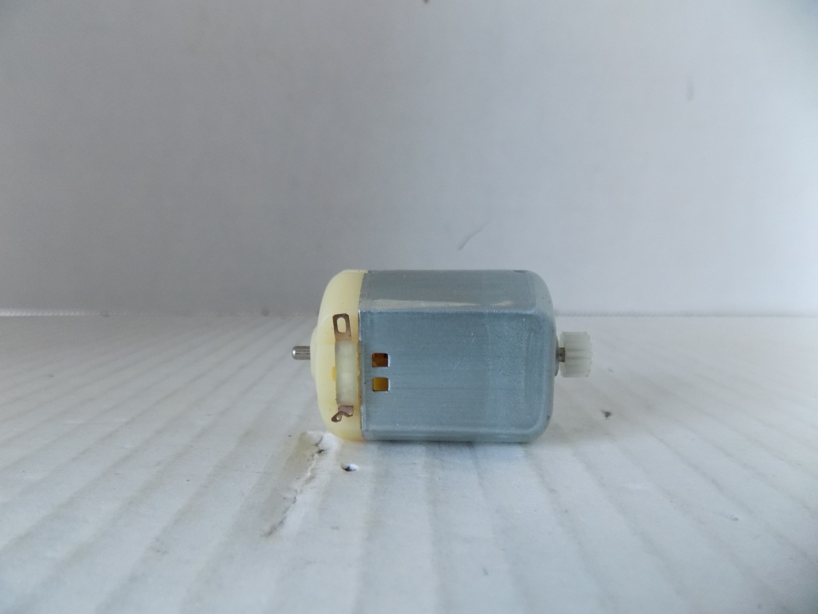 HO SCALE 12 VOLT MOTOR NEW / TESTED (Z) PO