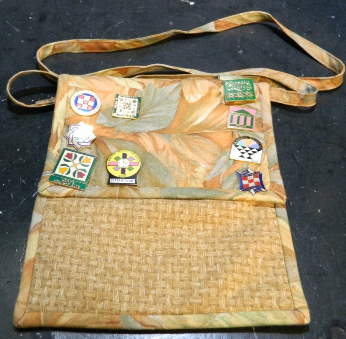 Quilters Purse with (9) Central/Wester New York Quilter Pinbacks  8" x 7" Excel