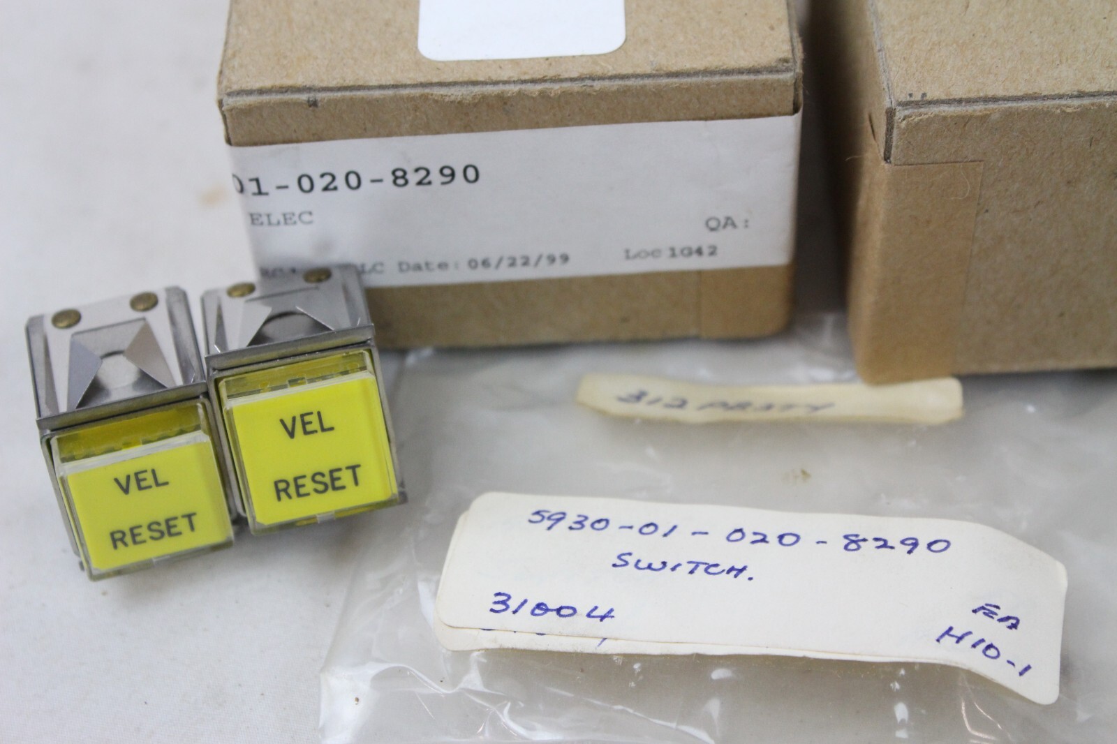 2 Vintage NOS Micro Switch Freeport N32895 6823 Vel Reset Push Button Square