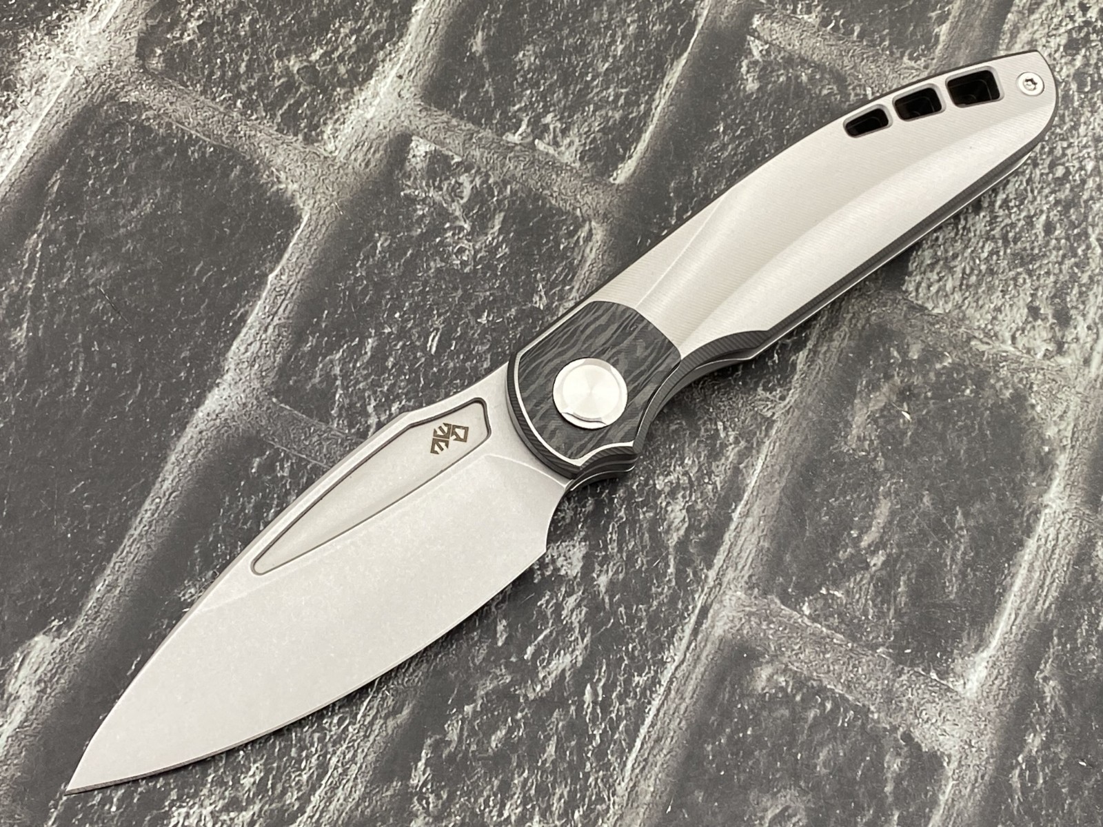 TwoSun TS341-Gray-CF Folding Knives M390 Blade Titanium/CF Handle Pocket Knife