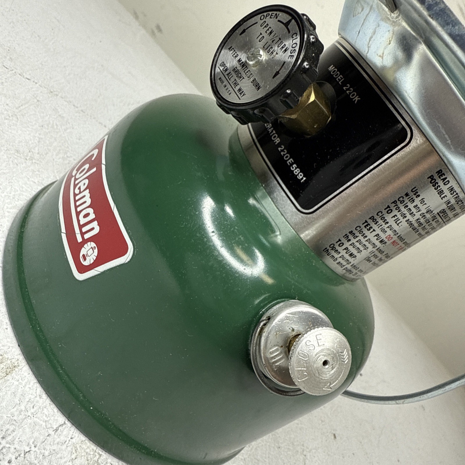 COLEMAN LANTERN MODEL 220K Double Mantle Dated 12/80 Globe *GOOD CONDITION*