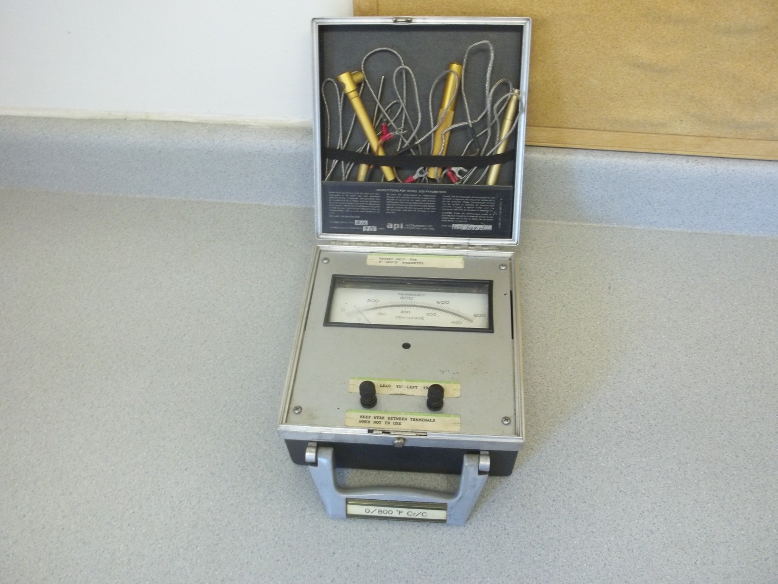 Pyrometer model 6020 with some probes 0/ 800 F