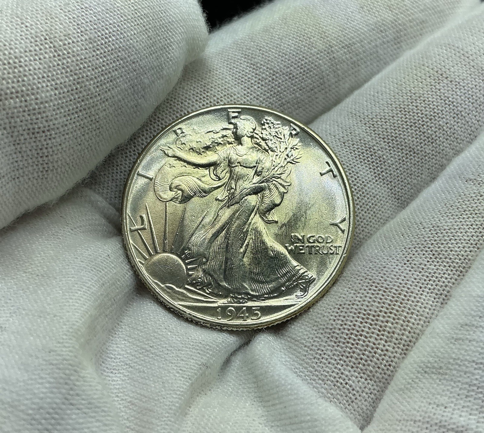 1945-P Walking Liberty Half Dollar 50c - Nice Luster - AU/BU M340