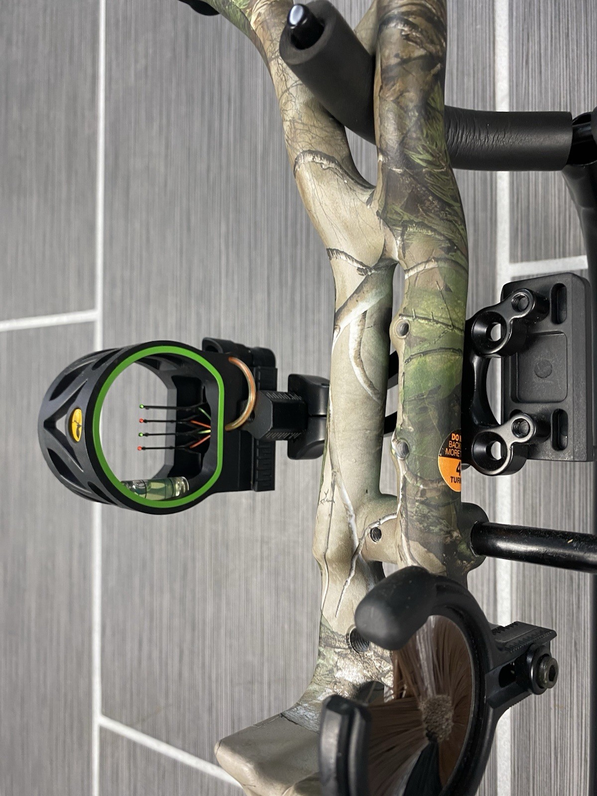 Bear Authority compound Bow Right Hand Tru Glow Sights Camo 315fps, 4lbs, Extras