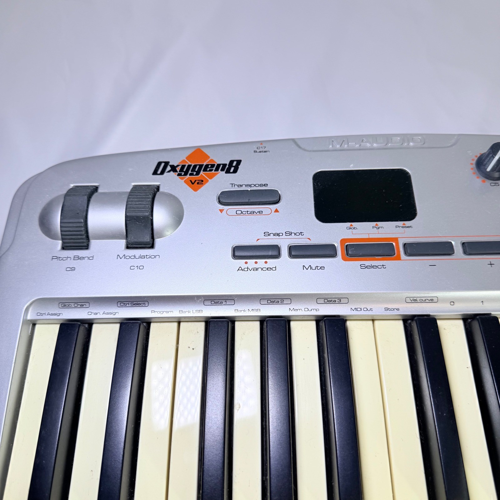 M-Audio Oxygen 8 V2 25-Key USB MIDI Keyboard Controller Silver Silver/Black