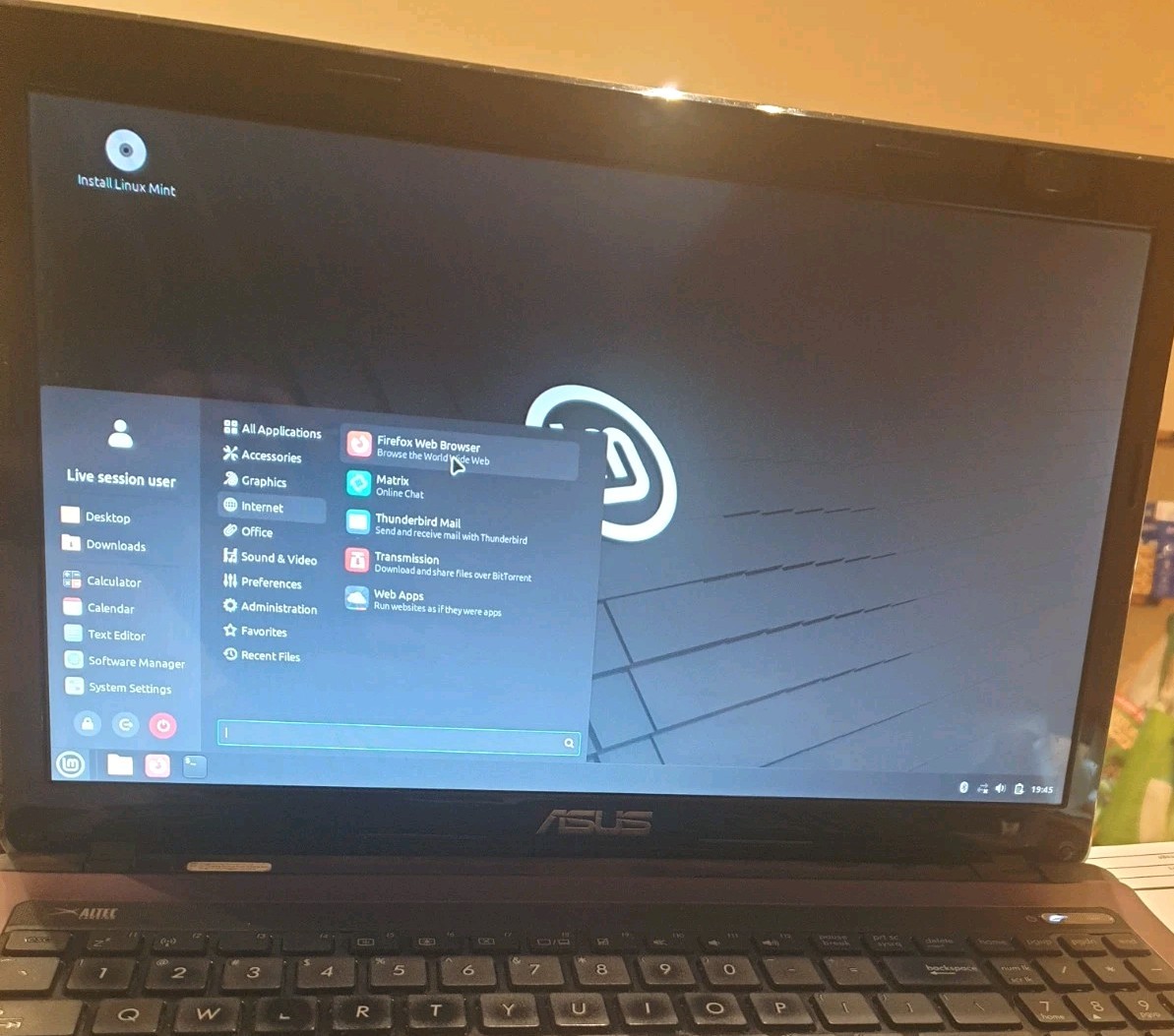 Linux Mint Cinnamon V22.3, 64-bit, Bootable Live and Install USB Flash Drive