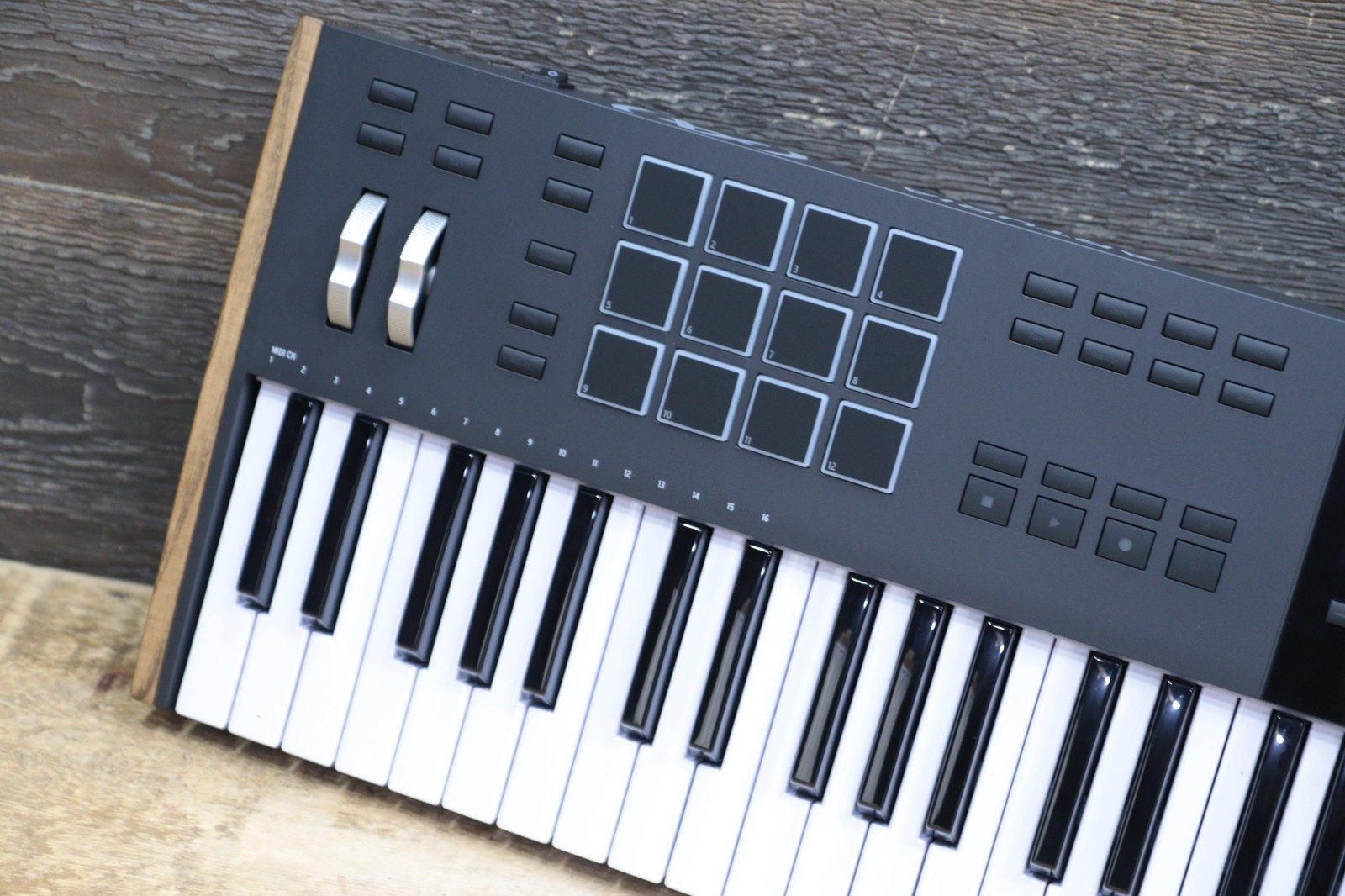 Arturia KeyLab 61 Mk3 Universal MIDI Controller 61-Note Semi-Weighted w/Box