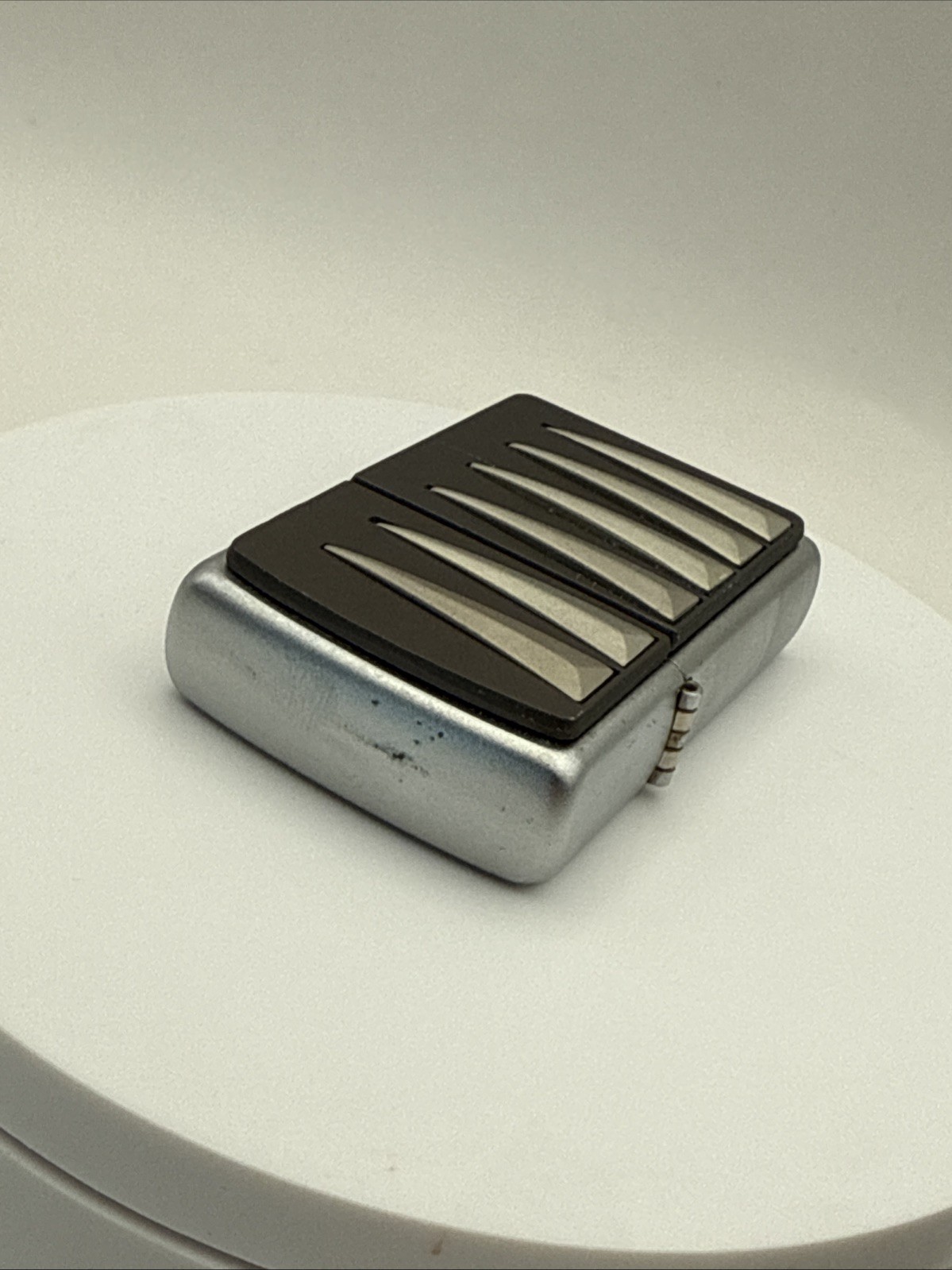 ZIPPO SILVER SPEARS LIGHTER 2002 - BNIB & RARE 389