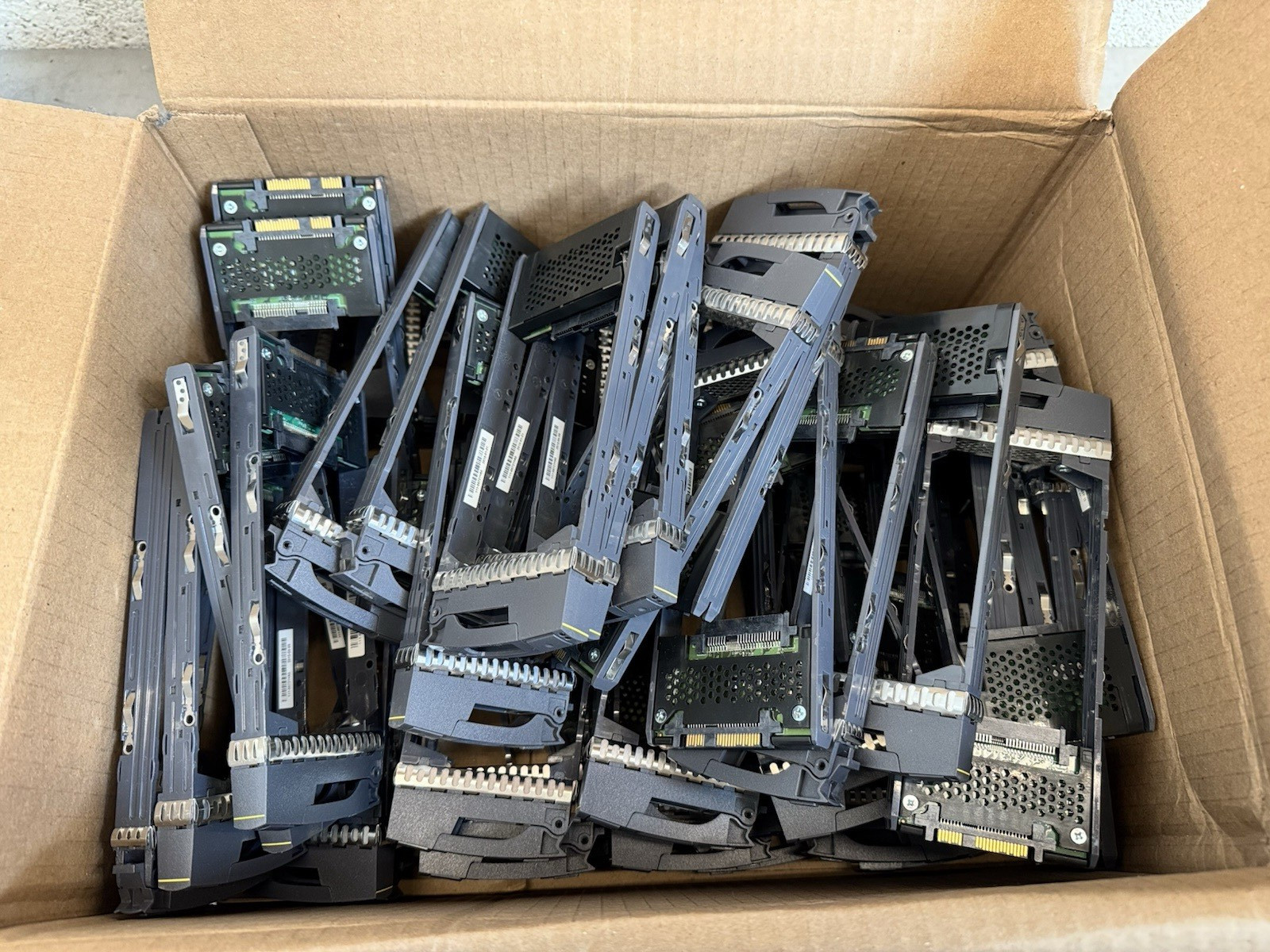 Lot of 44 - NetApp SAS 2.5" Hard Drive Tray DS2246 FAS2240 FAS2650 111-00721+A0