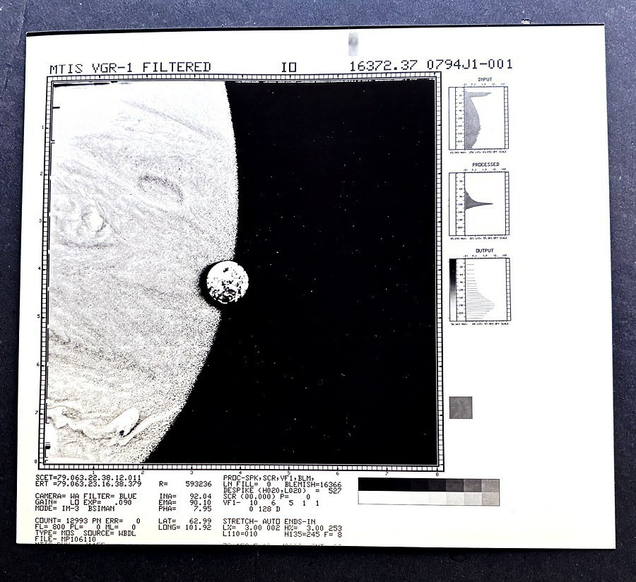 HIstoric MTIS NASA Voyager 1 Photo Io Orbiting Jupiter